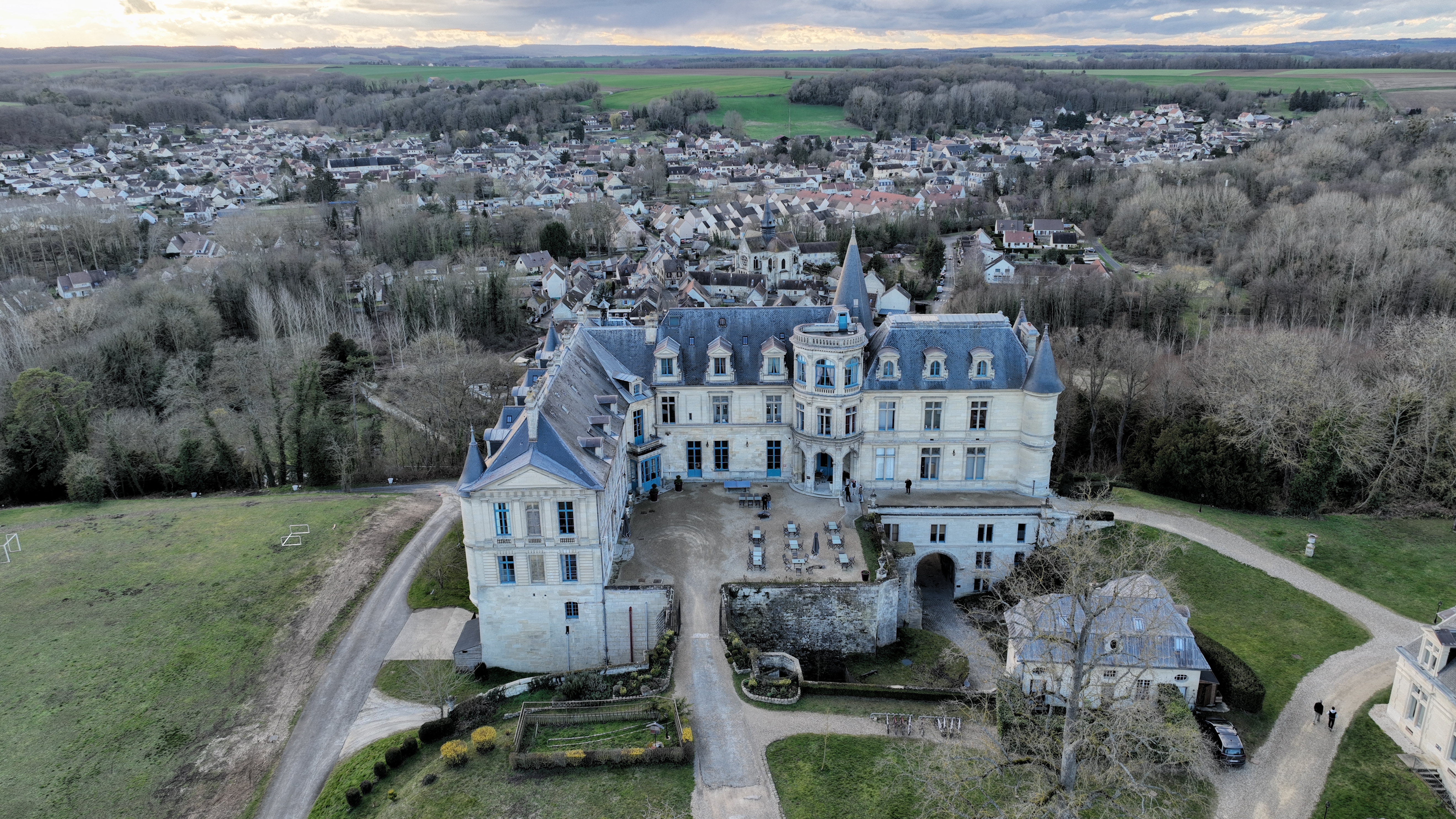 Photo aérienne d'un château et de son environnement